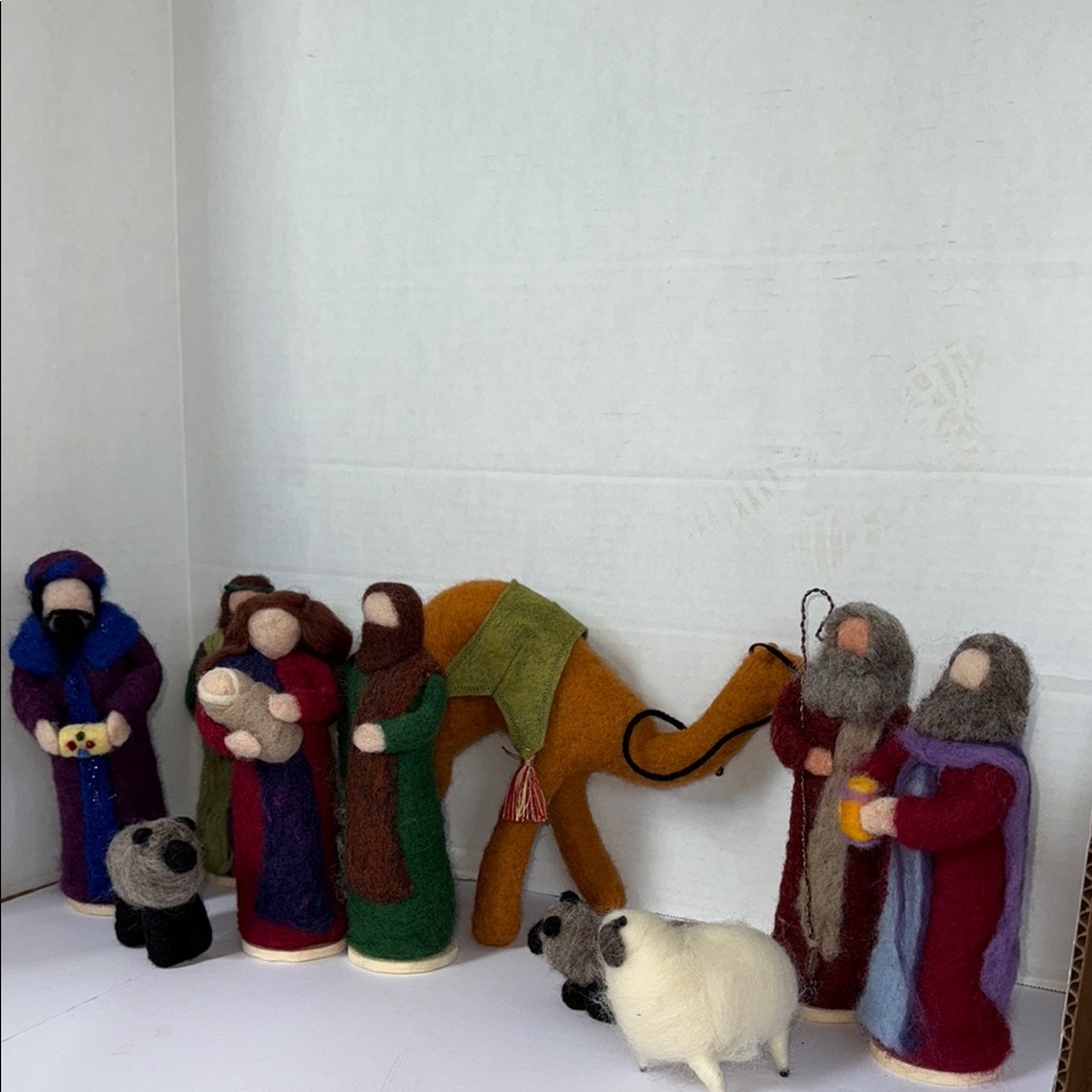 Handcrafted Felt Nativity Set - Picture 4 of 16